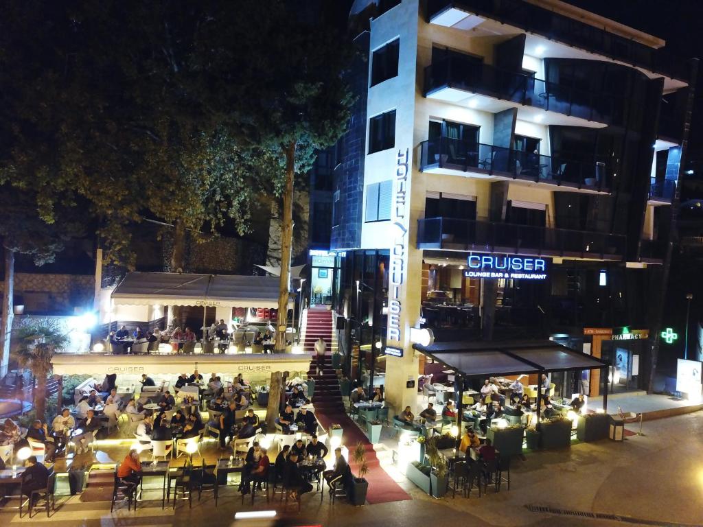 dame za jednu noć ulcinj ona traži njega za seks slunj