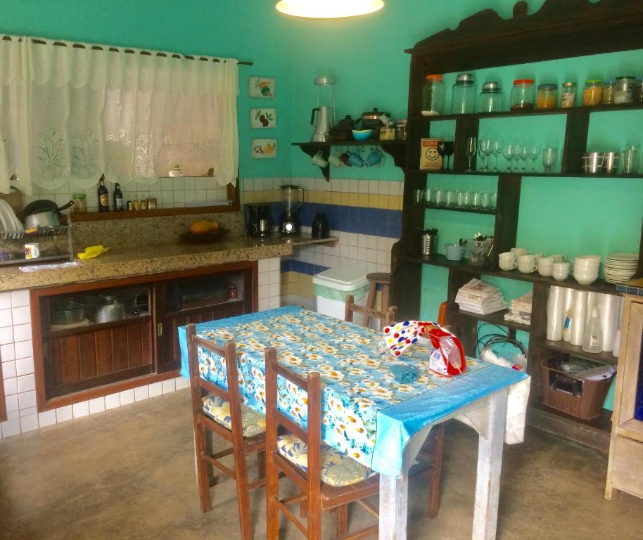 een keuken met een tafel en stoelen in een kamer bij Pousada Cachoeira in Abraão