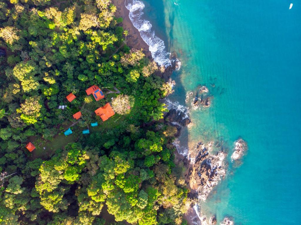 una vista aerea di una casa e dell'oceano di Las Caletas Lodge a Bahía Drake
