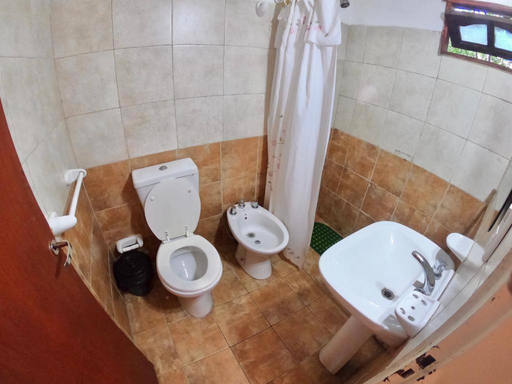y baño con aseo, bidet y lavamanos. en Posada Vieja Estancia en Santa Rosa de Calamuchita