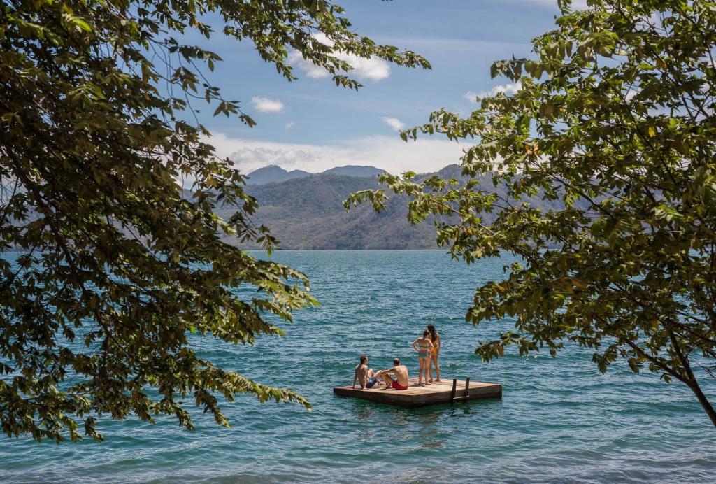 een groep mensen die op een boot in het water zitten bij Casa Marimba in La Laguna