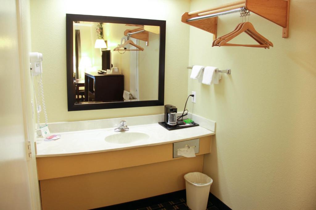 Relax Inn and Suites Kuttawa Eddyville photo