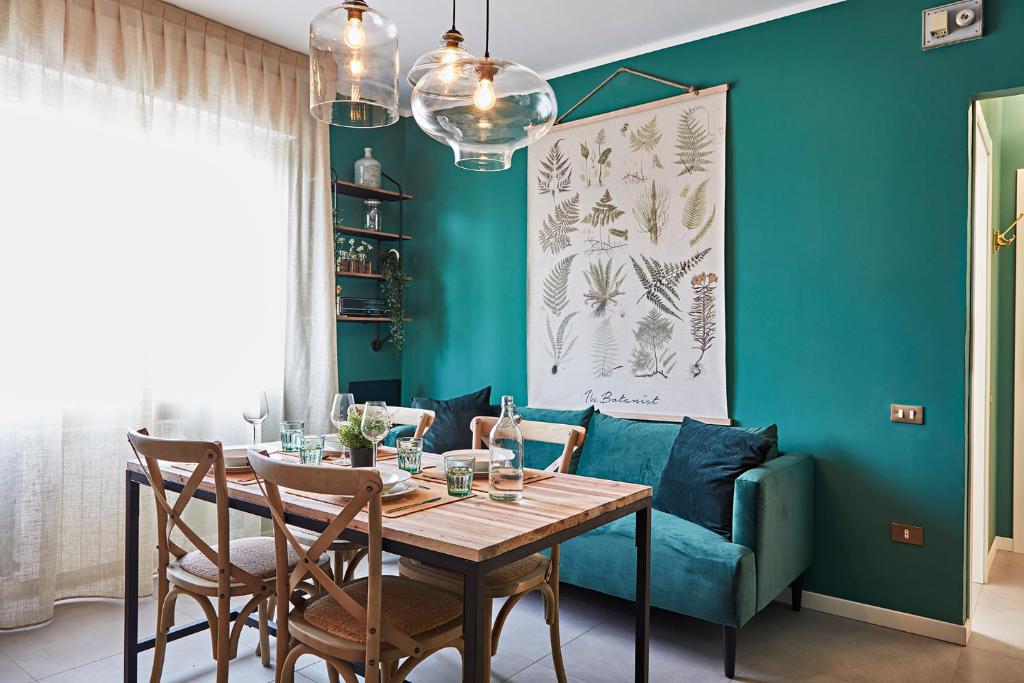una sala da pranzo con tavolo e divano blu di “Botanica” near Venice a Spinea