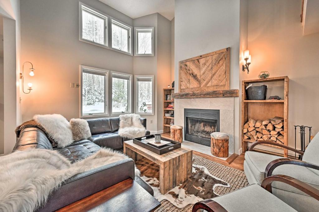 Posezení v ubytování Updated Condo Next to Burke Mountain Bike Trails!