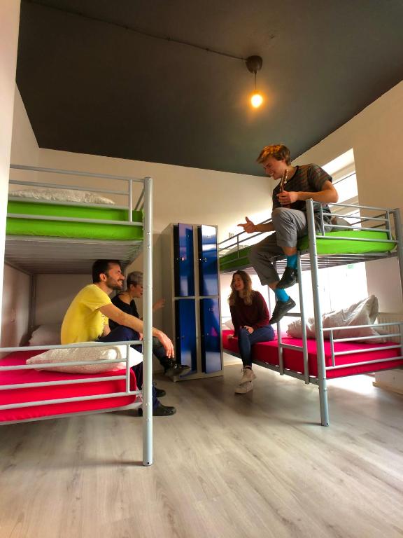 Palanda nebo palandy na pokoji v ubytování Urban Elephants Hostel