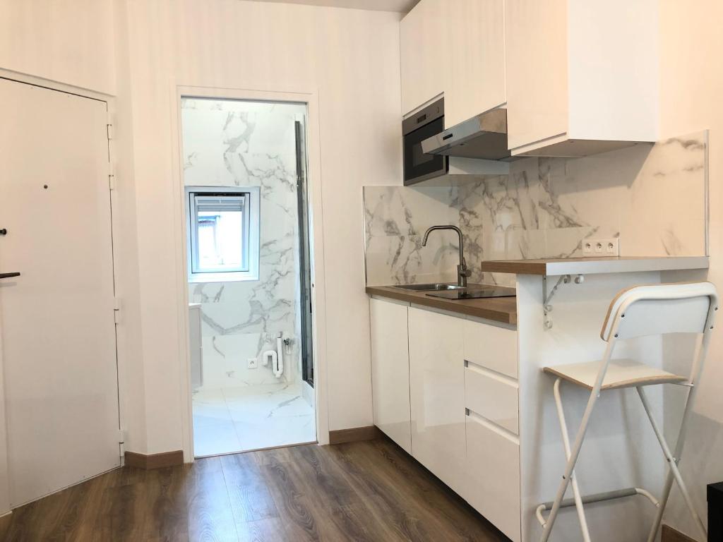 a white kitchen with a sink and a shower at Studio neuf et cosy au centre de Paris in Paris