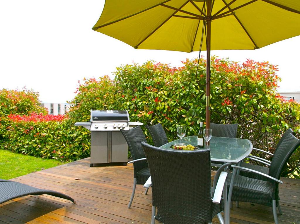 un tavolo e sedie con ombrellone su una terrazza di Taupo Haven - Taupo Holiday Unit a Taupo