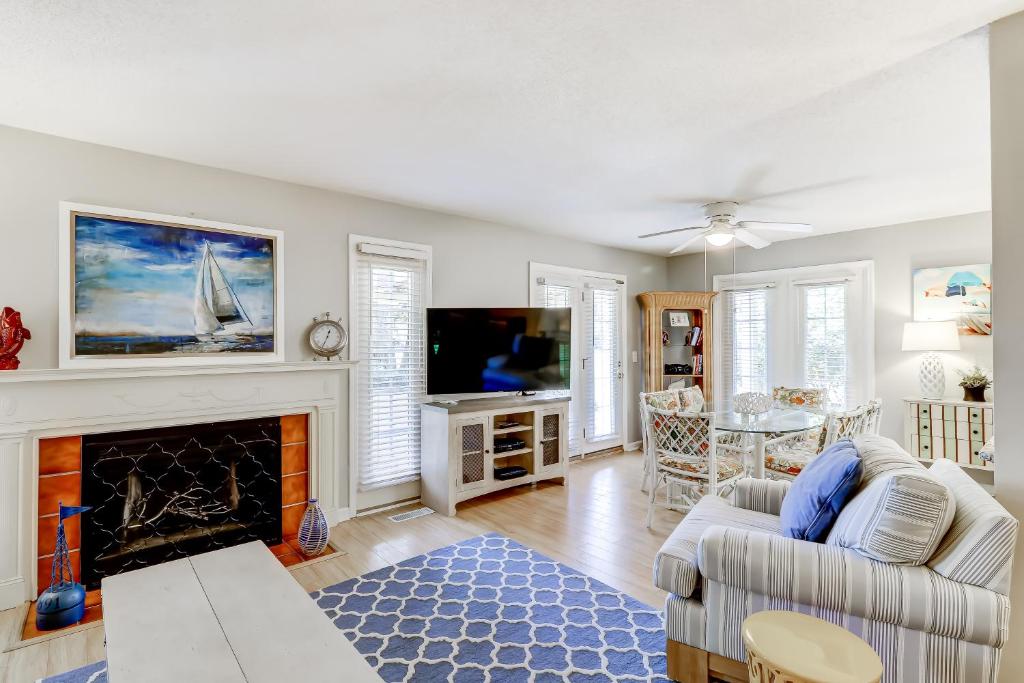 uma sala de estar com um sofá e uma lareira em Evian 230 em Hilton Head Island