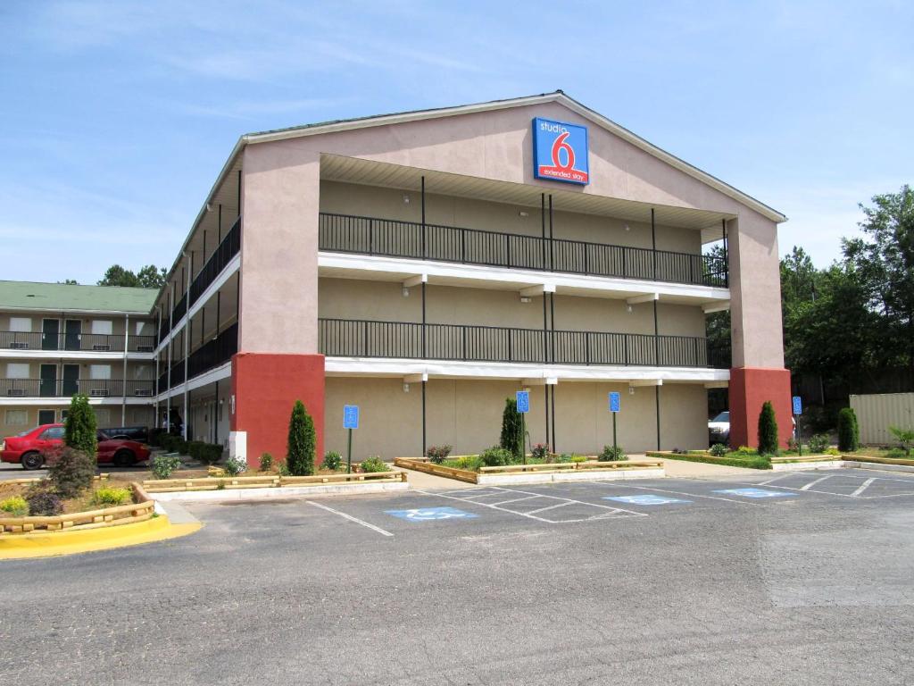 a parking lot in front of a hotel at Motel 6-Augusta, GA - Fort Gordon in Augusta