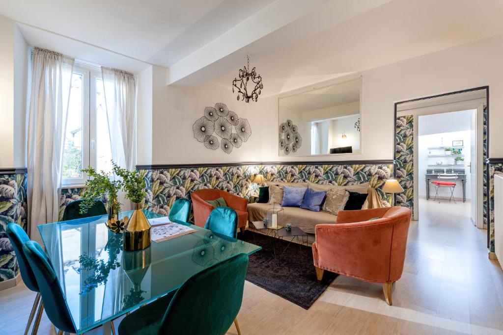 salon z kanapą i stołem w obiekcie IREX Trevi Fountain private Penthouse w Rzymie