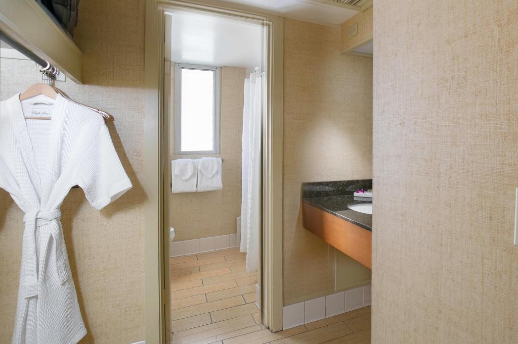 Waikiki Resort Hotel - Corner Deluxe Studio