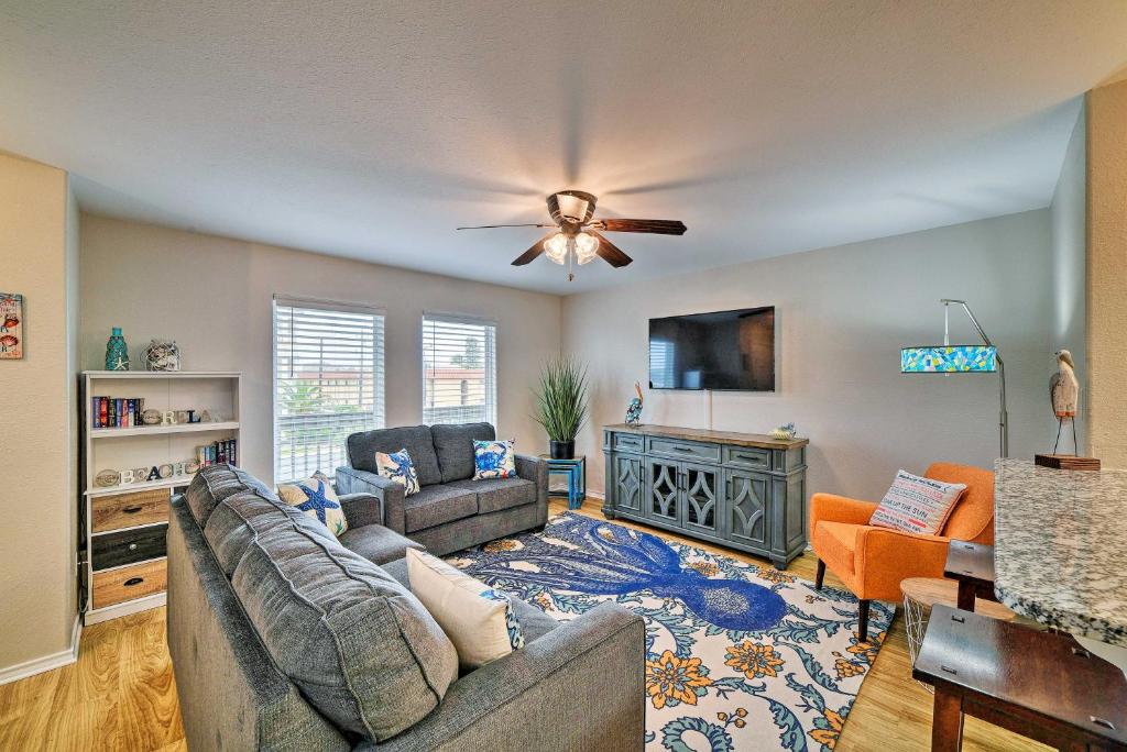 a living room with a couch and a ceiling fan at Corpus Christi Condo with Pool Access, Walk to Beach in Corpus Christi