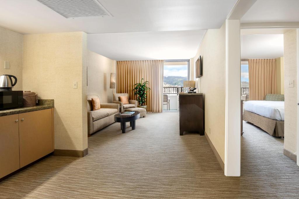 Waikiki Resort Hotel - Suite With Mountain View