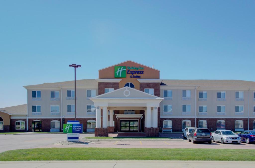 a hotel with cars parked in front of it at Holiday Inn Express & Suites Le Mars, an IHG Hotel in Le Mars