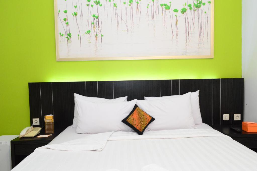 Postel nebo postele na pokoji v ubytování J Hotel - Bandara Soekarno Hatta