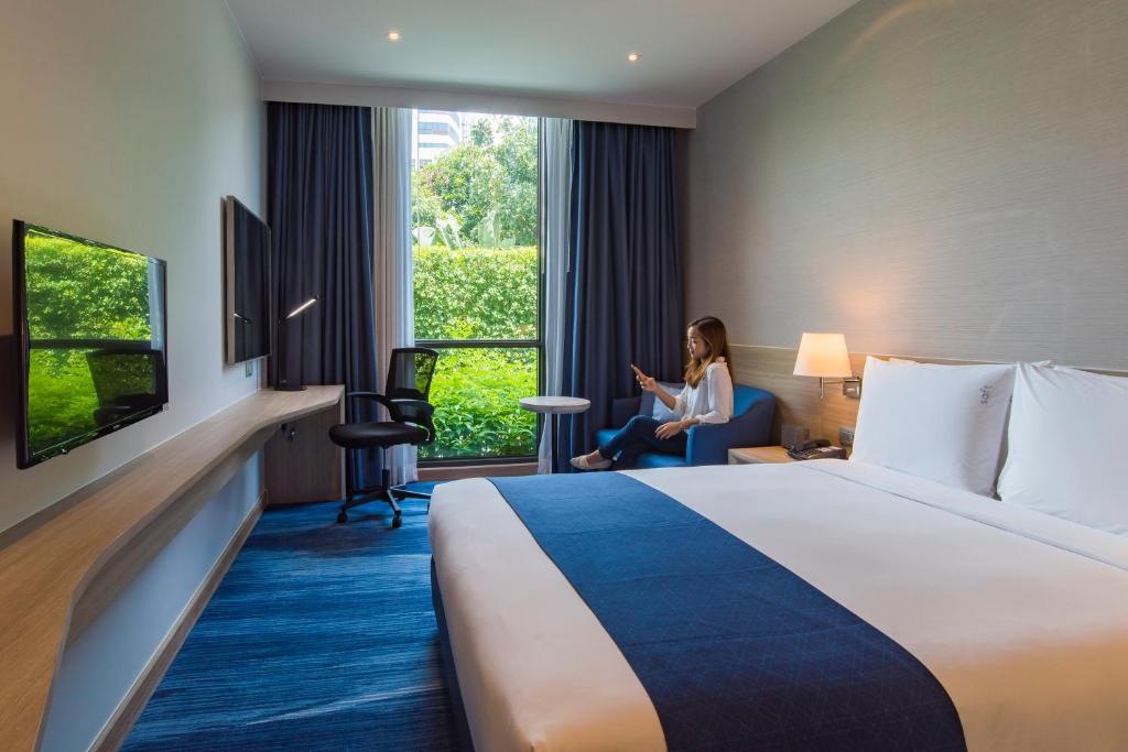 Postel nebo postele na pokoji v ubytování Holiday Inn Express Bangkok Soi Soonvijai by IHG