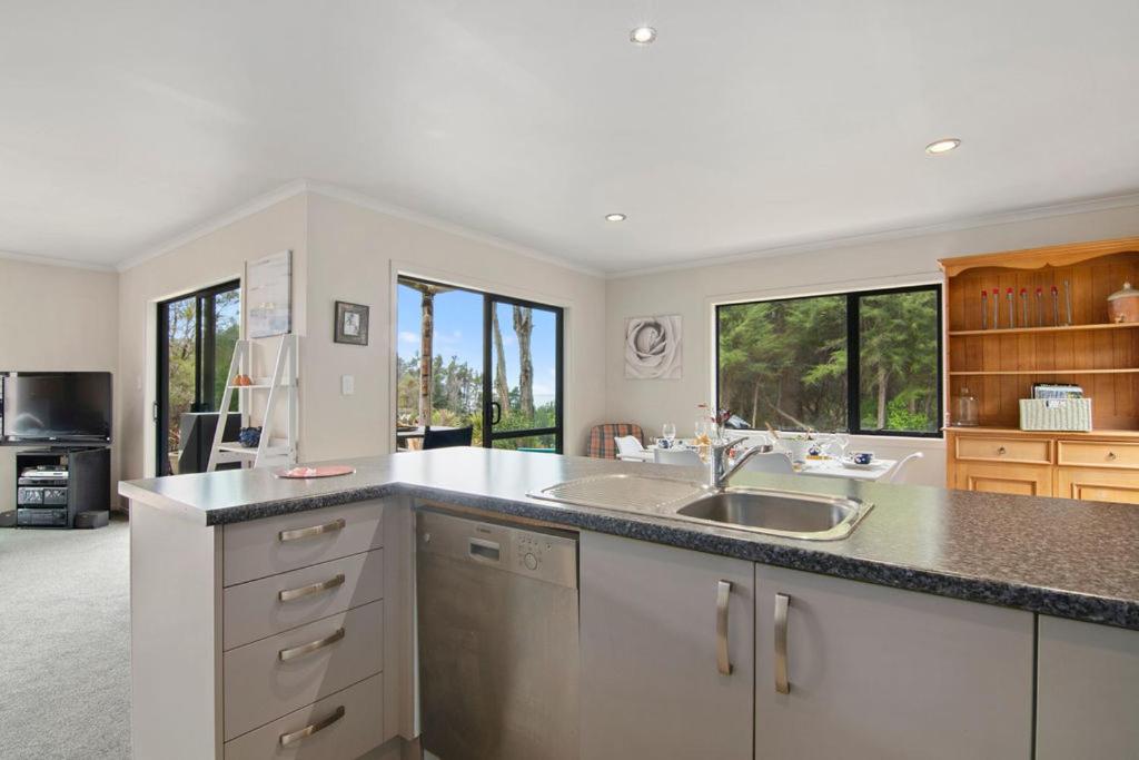 Kuchyň nebo kuchyňský kout v ubytování Hillside Hideaway - Kaiteriteri Holiday Home