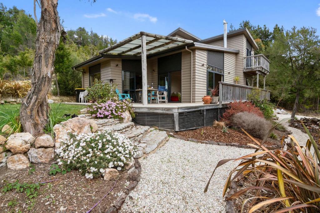 Zahrada ubytování Hillside Hideaway - Kaiteriteri Holiday Home