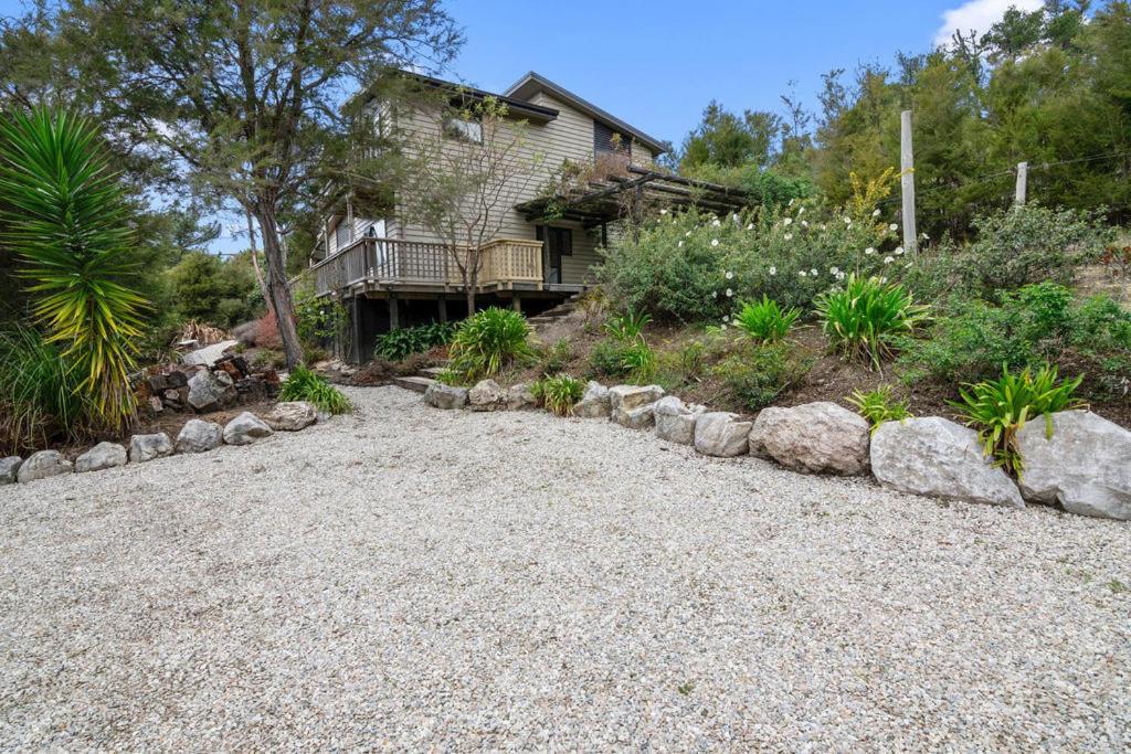 Zahrada ubytování Hillside Hideaway - Kaiteriteri Holiday Home