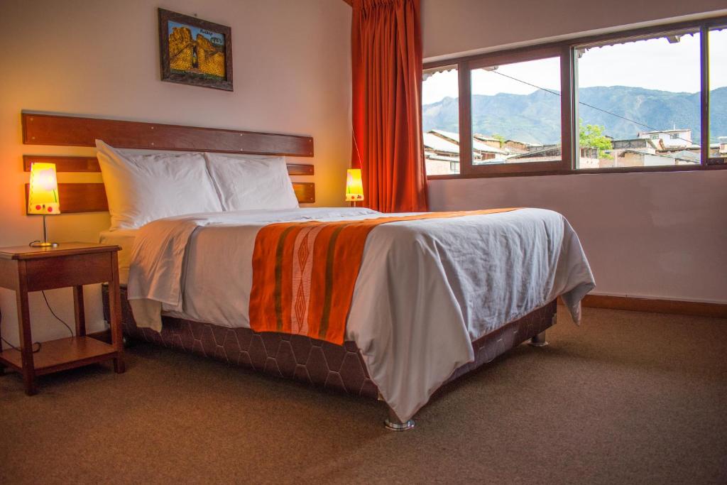 sypialnia z dużym łóżkiem i oknem w obiekcie Explorer Deluxe Hotel w mieście Chachapoyas