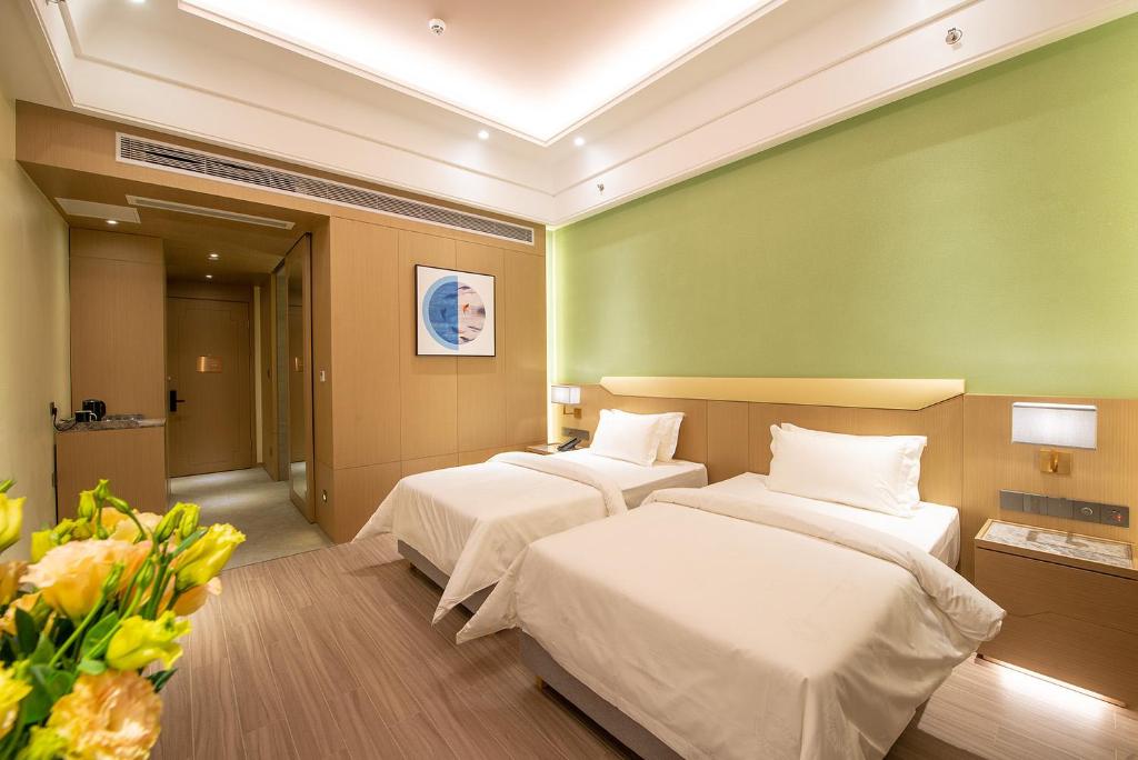 Postel nebo postele na pokoji v ubytování Metropolo Hotel-Guangzhou baiyunzhan jiangnan market canton fair phase free shuttle bus