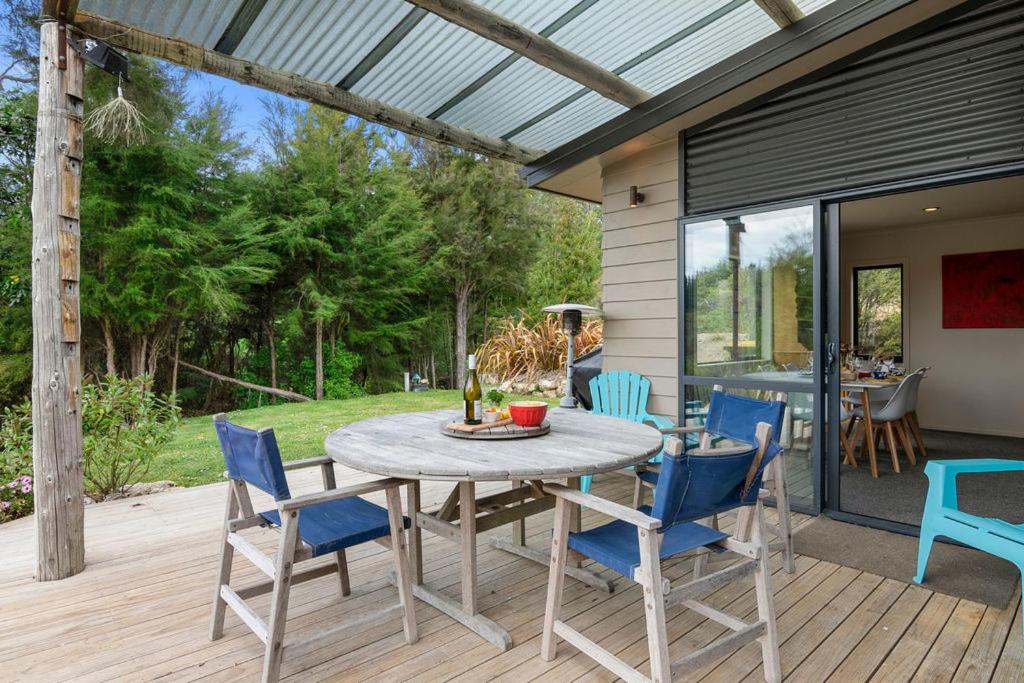 Patio nebo venkovní prostory v ubytování Hillside Hideaway - Kaiteriteri Holiday Home