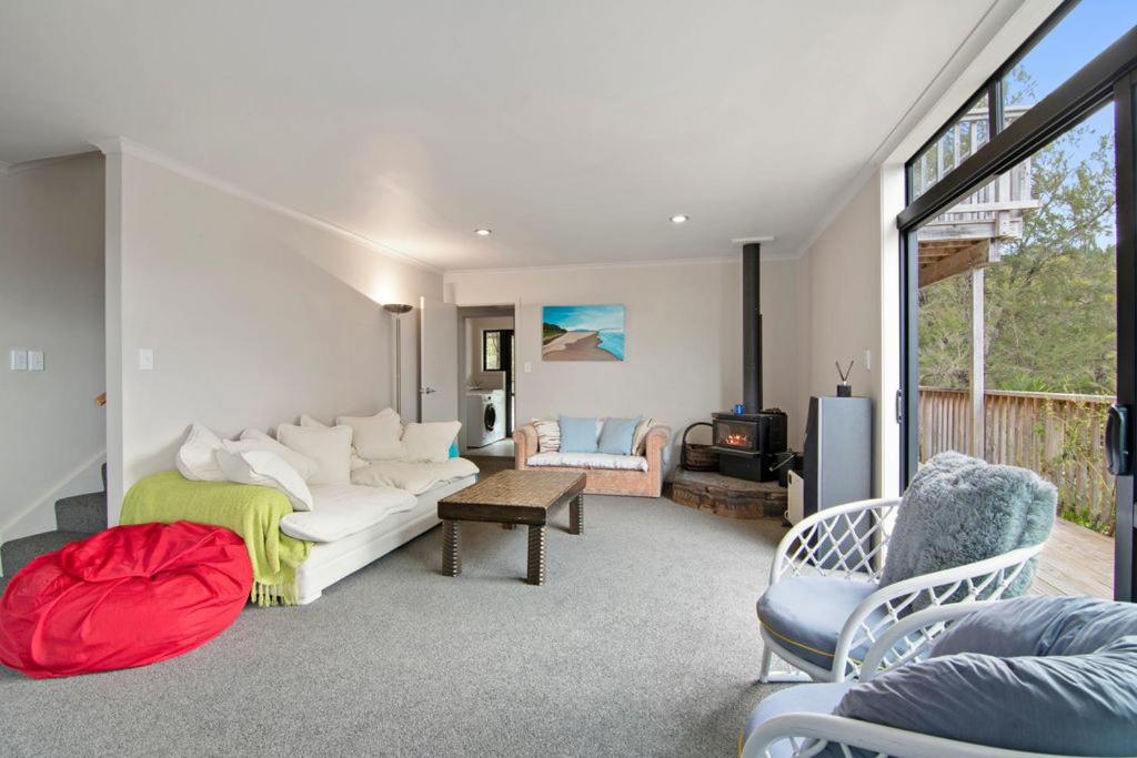 Posezení v ubytování Hillside Hideaway - Kaiteriteri Holiday Home