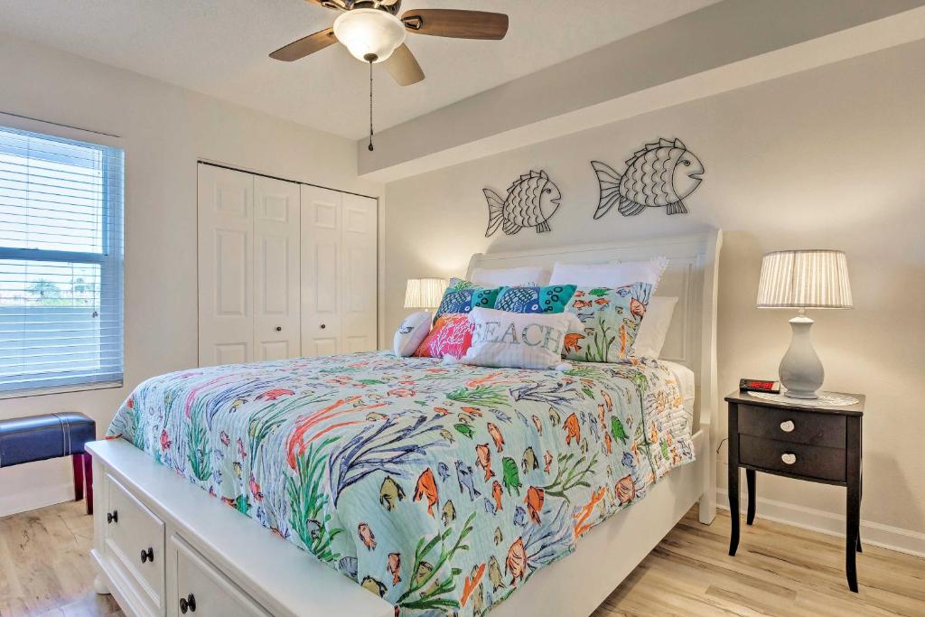Postel nebo postele na pokoji v ubytování Snowbirds Retreat Walkable Destin Condo with View!