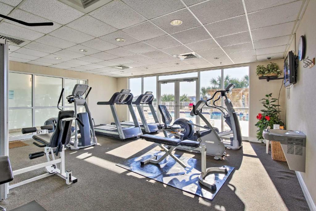 Fitness centrum a/nebo fitness zařízení v ubytování Snowbirds Retreat Walkable Destin Condo with View!