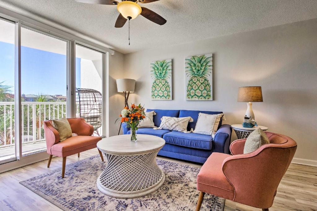 Posezení v ubytování Snowbirds Retreat Walkable Destin Condo with View!