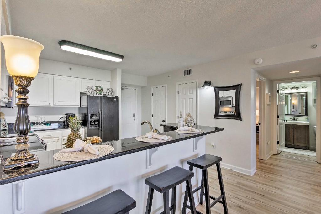 Kuchyň nebo kuchyňský kout v ubytování Snowbirds Retreat Walkable Destin Condo with View!