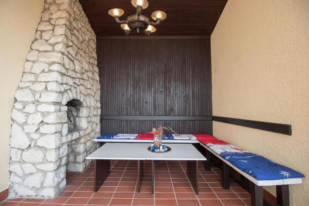 Stolný tenis v ubytovaní Apartment Kralj alebo v jeho okolí