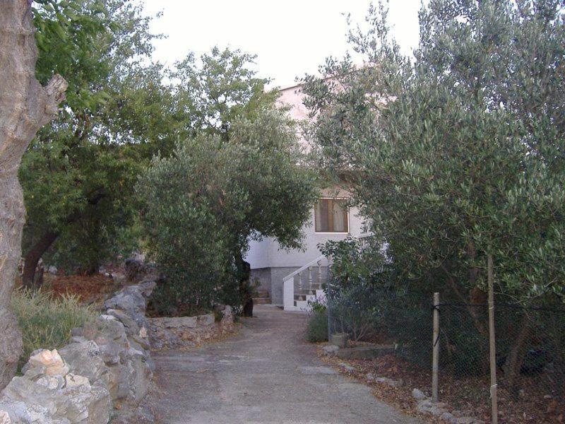 Κήπος έξω από το Apartment Denis