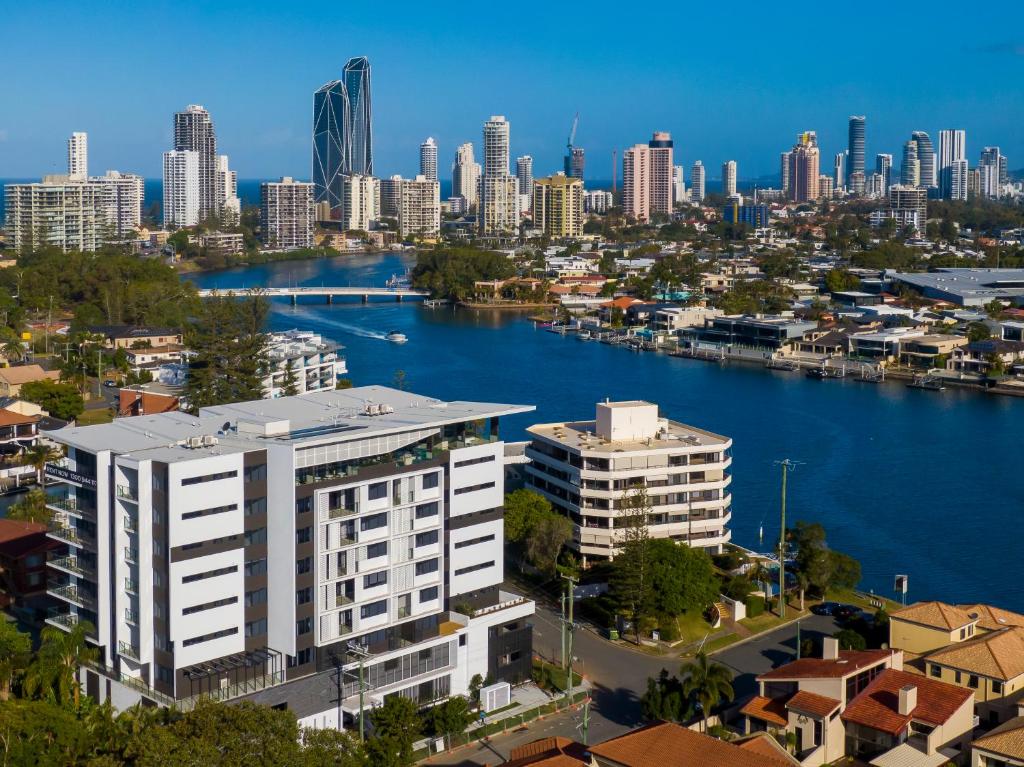 ゴールドコーストにあるPeninsular Gold Coastの川と建物のある街の空中風景