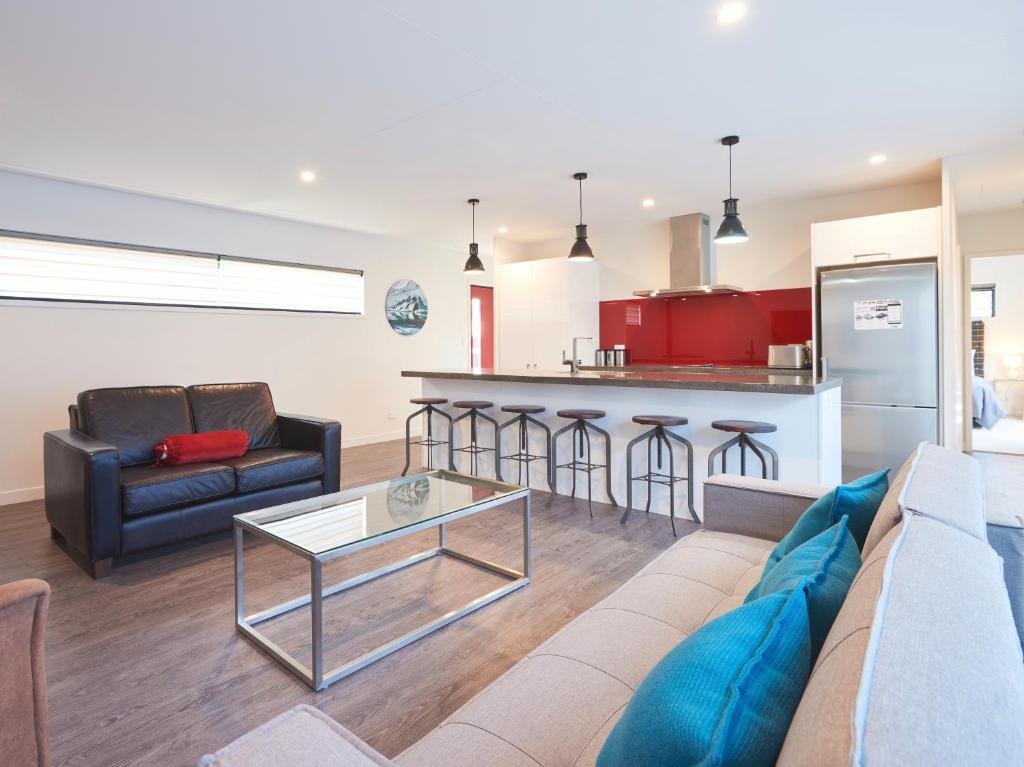 - un salon avec un canapé et une table dans l'établissement Southern Lakes Spa - Queenstown Apartment R2, à Queenstown
