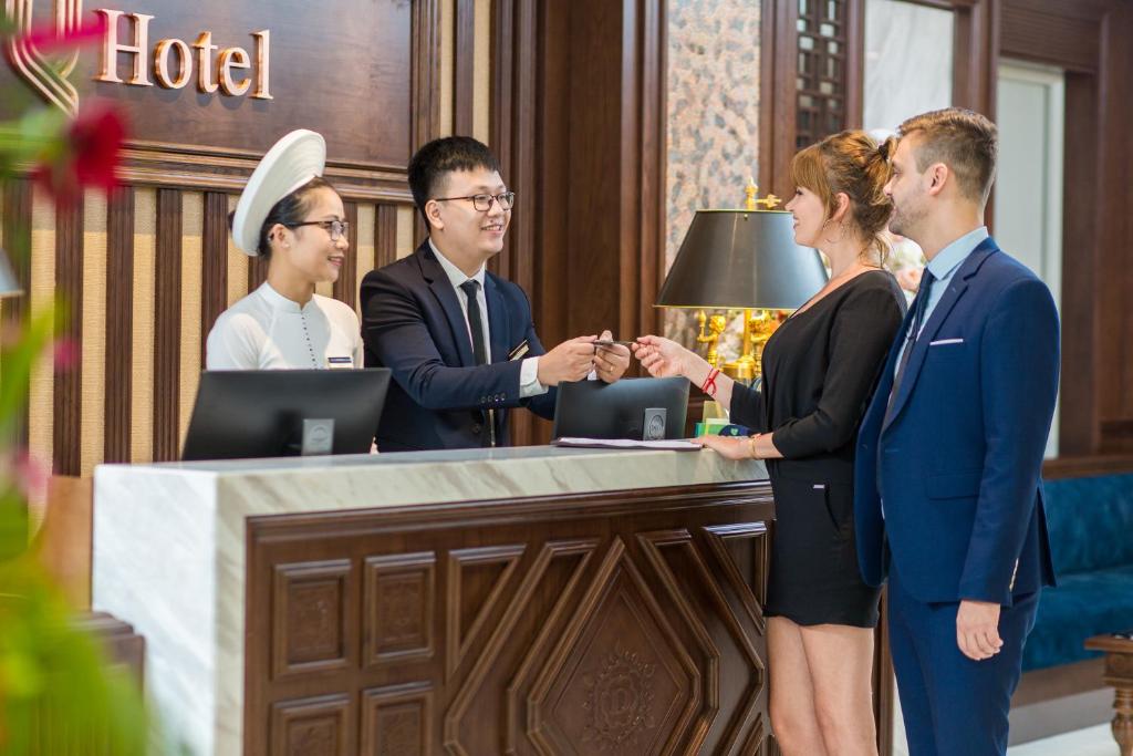 Členové personálu v ubytování The Q Hotel