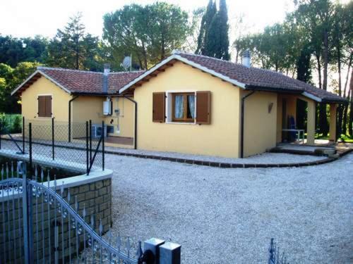 una piccola casa con una recinzione di fronte di La Casa Delle Cascate a Saturnia