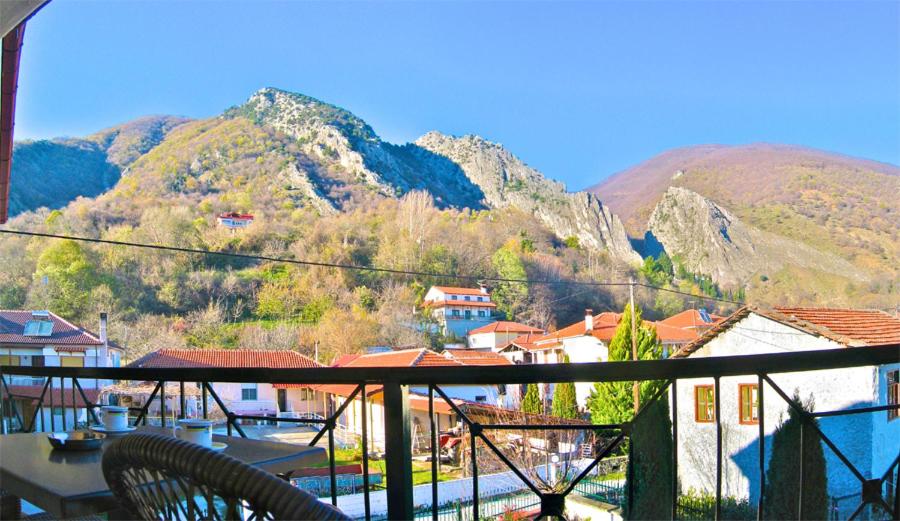 a view of a town with mountains in the background at Guesthouse Lina in Kato Loutraki