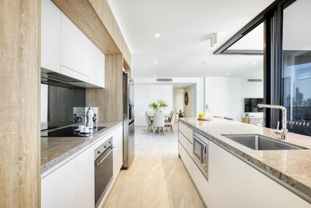 Kuchyň nebo kuchyňský kout v ubytování Vue Broadbeach - Official