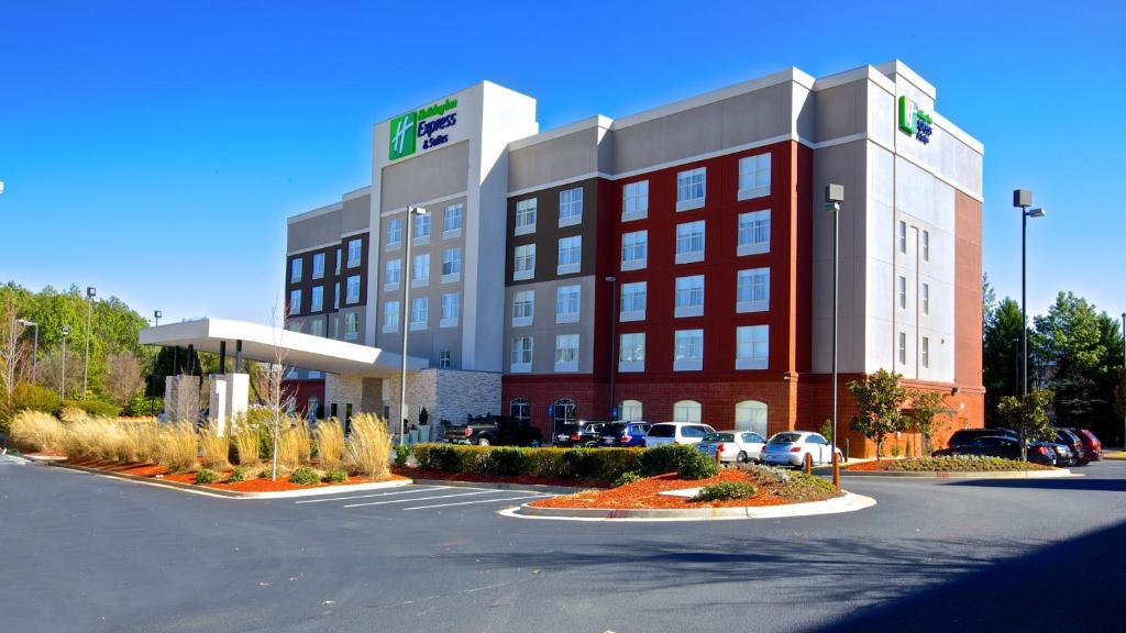 un edificio de hotel con un aparcamiento enfrente en Holiday Inn Express & Suites Atlanta NE- Duluth, an IHG Hotel, en Duluth