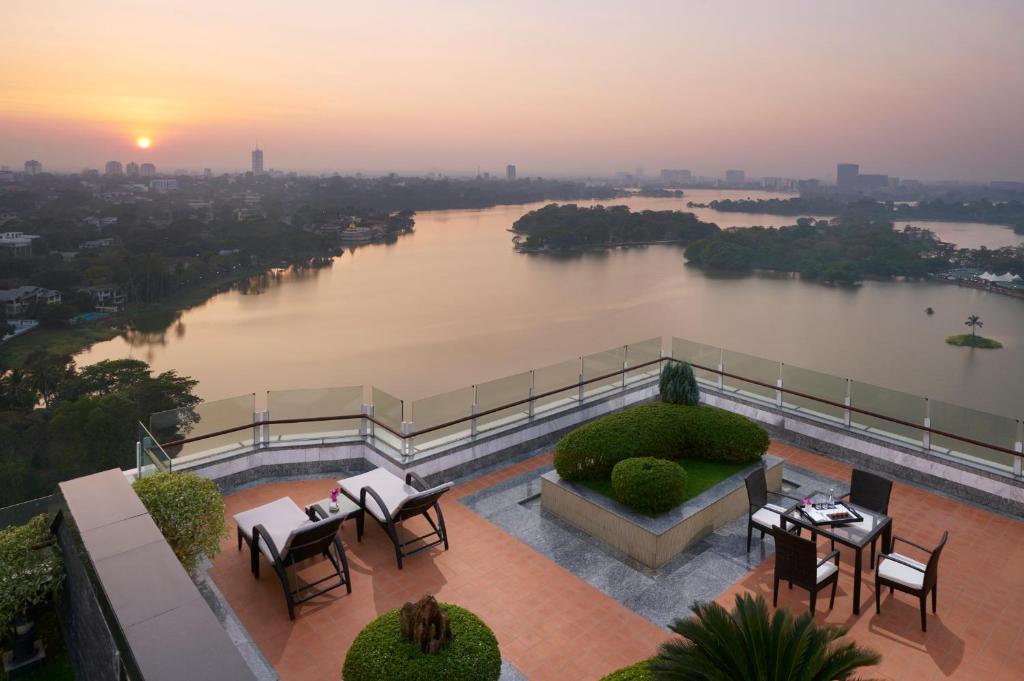 desde un balcón con mesas y sillas y vistas al río en Melia Yangon en Yangón