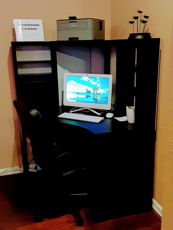 TV a/nebo společenská místnost v ubytování GuestHouse Inn Enumclaw