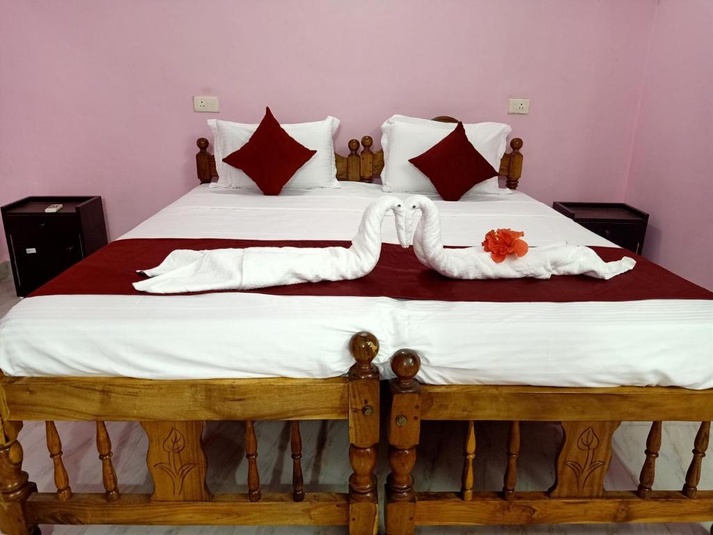 sypialnia z łóżkiem i 2 ręcznikami ślubnymi w obiekcie Rendezvous Place- Luxurious apartment w mieście Varca