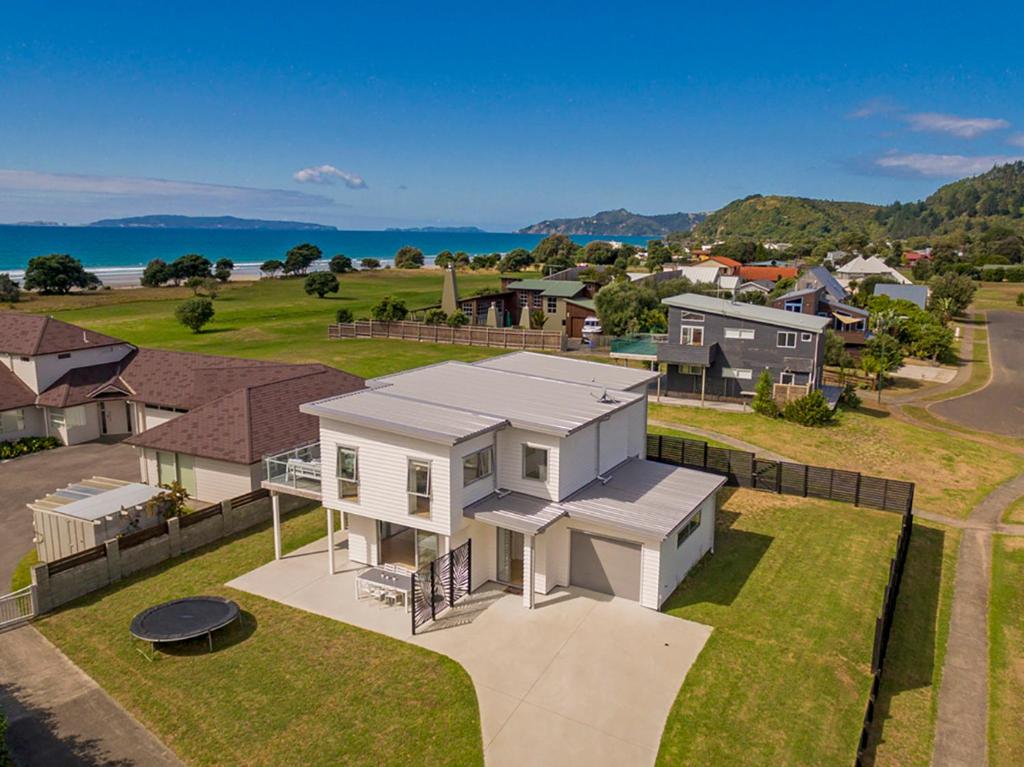 eine Luftansicht eines Hauses in einem Wohnviertel in der Unterkunft Coastal Pearl - Matarangi Holiday Home in Matarangi