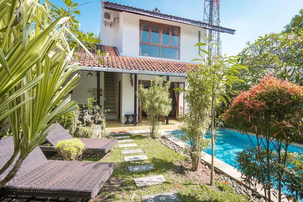 una imagen de una villa con piscina en Villa Bougenville en Yogyakarta