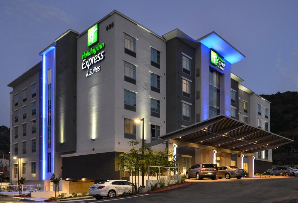 um hotel com carros estacionados num parque de estacionamento em Holiday Inn Express & Suites San Diego - Mission Valley, an IHG Hotel em San Diego