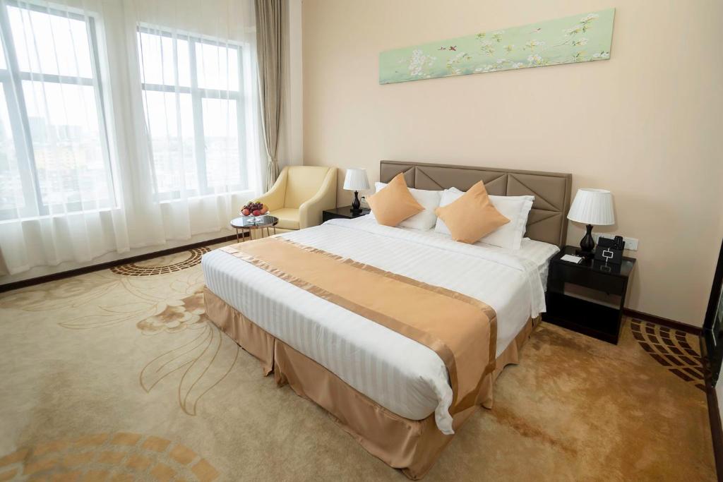 Postel nebo postele na pokoji v ubytování Hotel Sanchaung