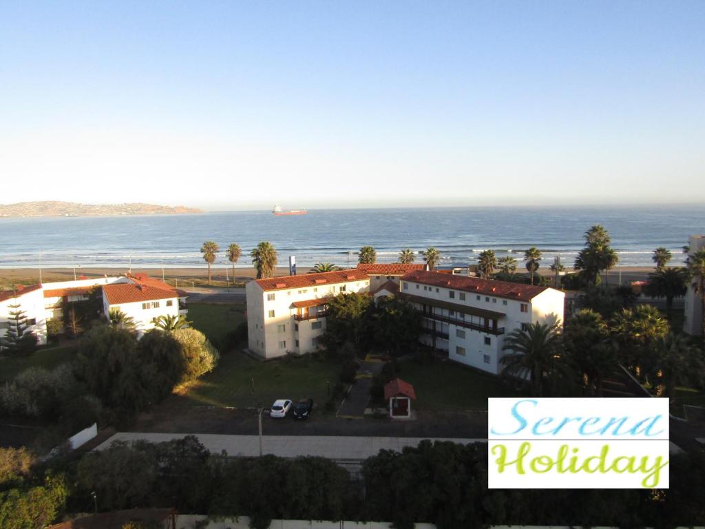 - une vue sur un bâtiment avec l'océan en arrière-plan dans l'établissement Serena Holiday Vista, à La Serena