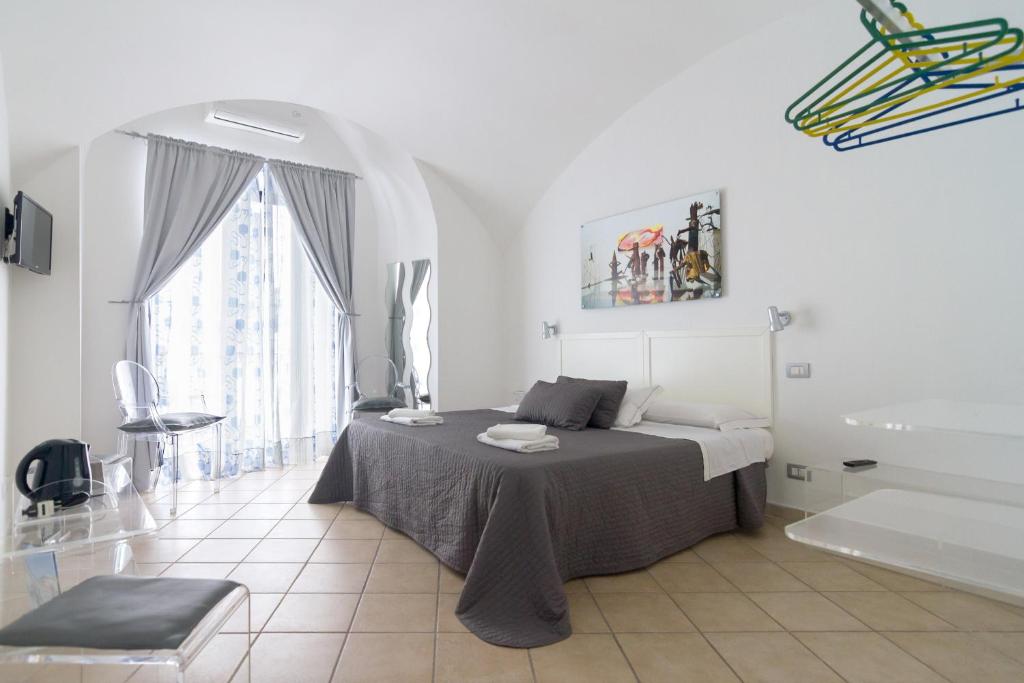 1 dormitorio con cama, bañera y ventana en Maison Du La Rua, en Nápoles