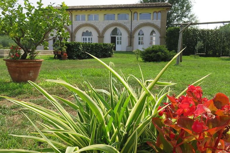 una casa con una pianta di fronte a un cortile di Agriturismo Villa Stella a Rivoli Veronese